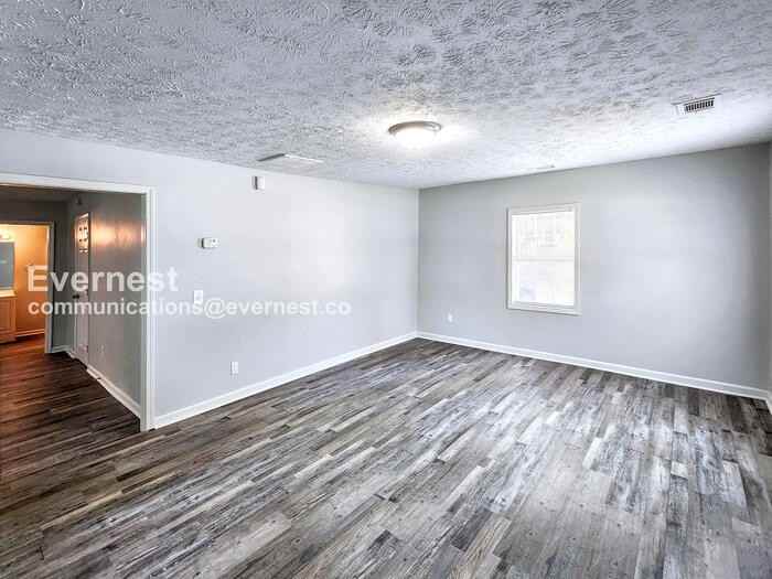 306 Walker Drive - Photo 4 of 16