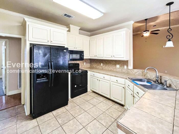 806 Meadows Way Cv - Photo 2 of 26