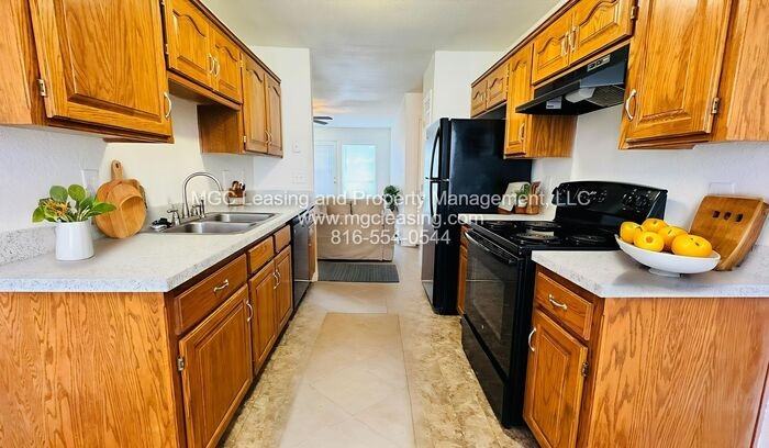 5823 Northeast 42nd Street - Photo 5 of 26