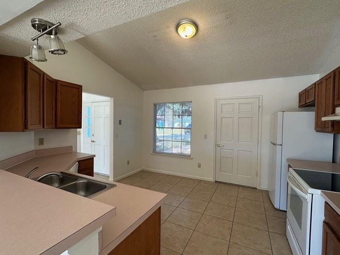 3696 Barbizon Circle North - Photo 4 of 17