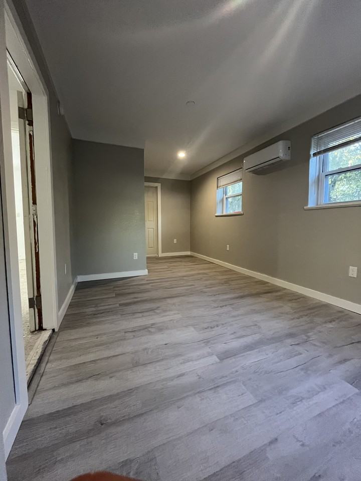 1109 Ne 5th Pl - Photo 6 of 11