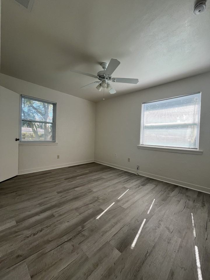 1109 Ne 5th Pl - Photo 7 of 11