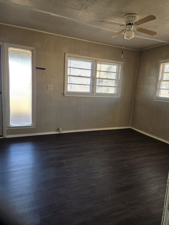 1106 E Broadway St #B - Photo 2 of 12