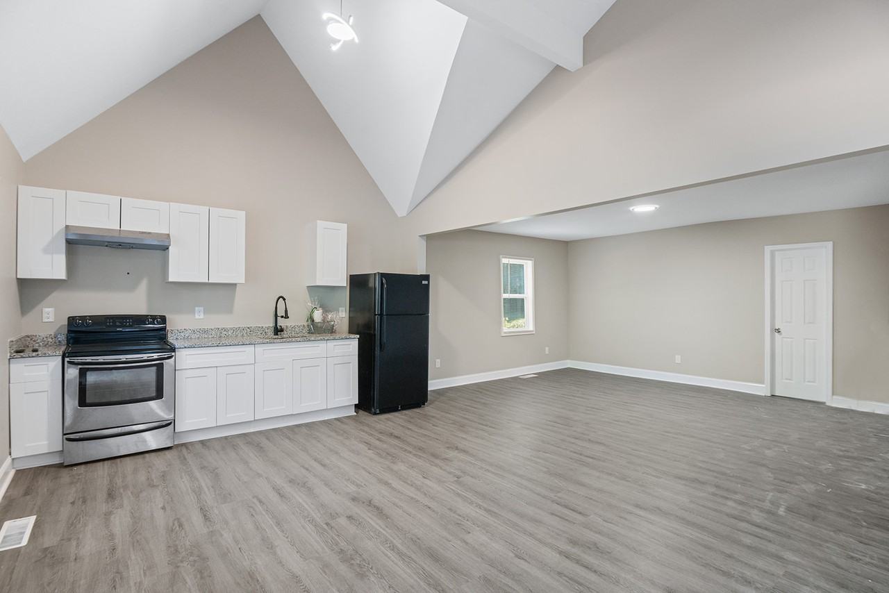 712 North Avenue Northwest #B - Photo 3 of 5