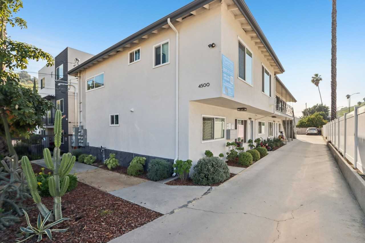 Esmeralda - Photo 2 of 23