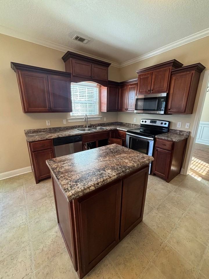 1071 Marne Boulevard - Photo 6 of 25