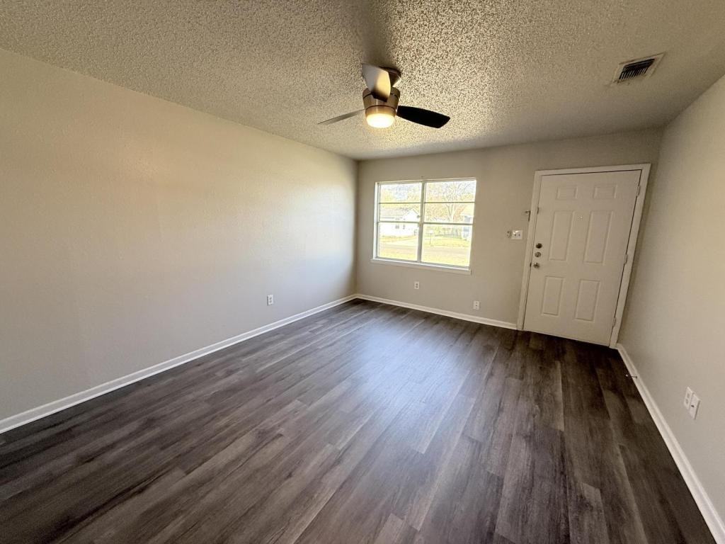 505 W Avenue A - Photo 2 of 18