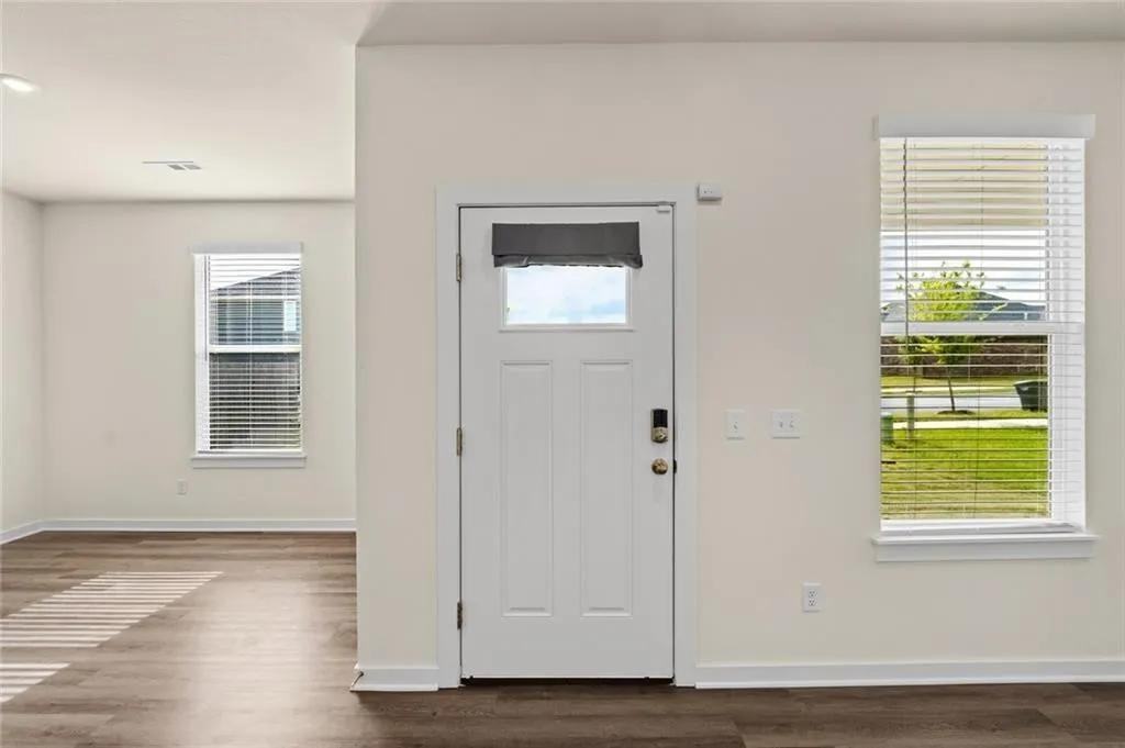 283 South Neon Avenue - Photo 3 of 24