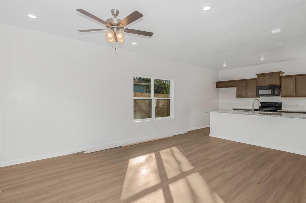 601 W 24th St #122 - Photo 4 of 20