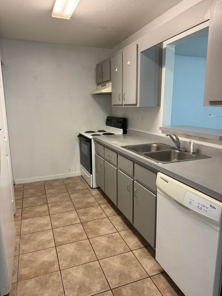 2719 Northeast 22nd Court - Photo 4 of 8