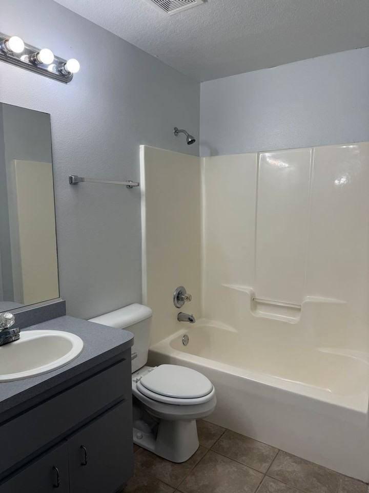 2719 Northeast 22nd Court - Photo 6 of 8