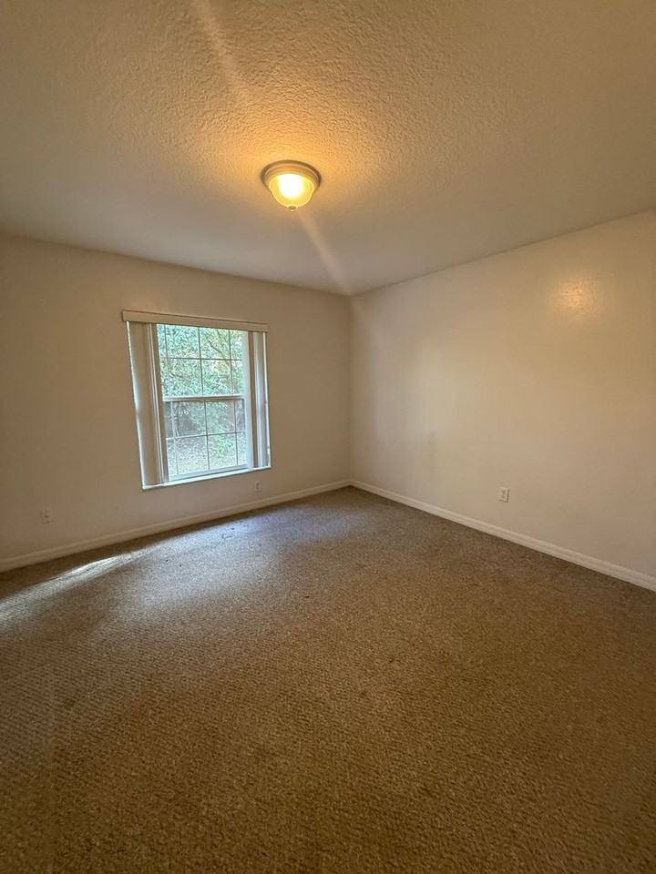 2719 Northeast 22nd Court - Photo 7 of 8