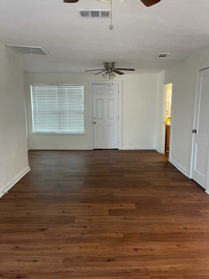 108 N Shaw St - Photo 7 of 15