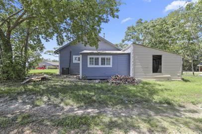 108 N Shaw St - Photo 2 of 15