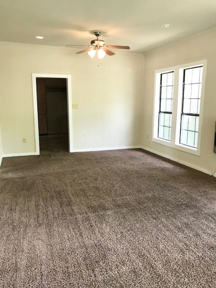 1004 Avenue F - Photo 4 of 13