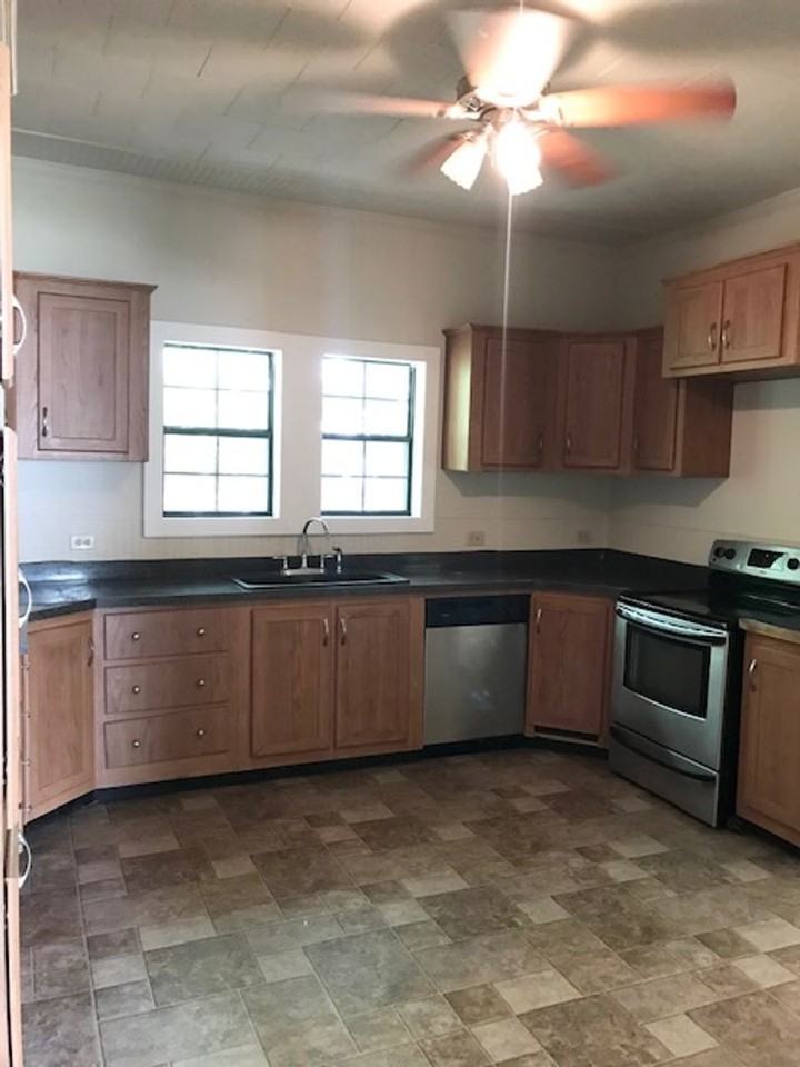 1004 Avenue F - Photo 7 of 13