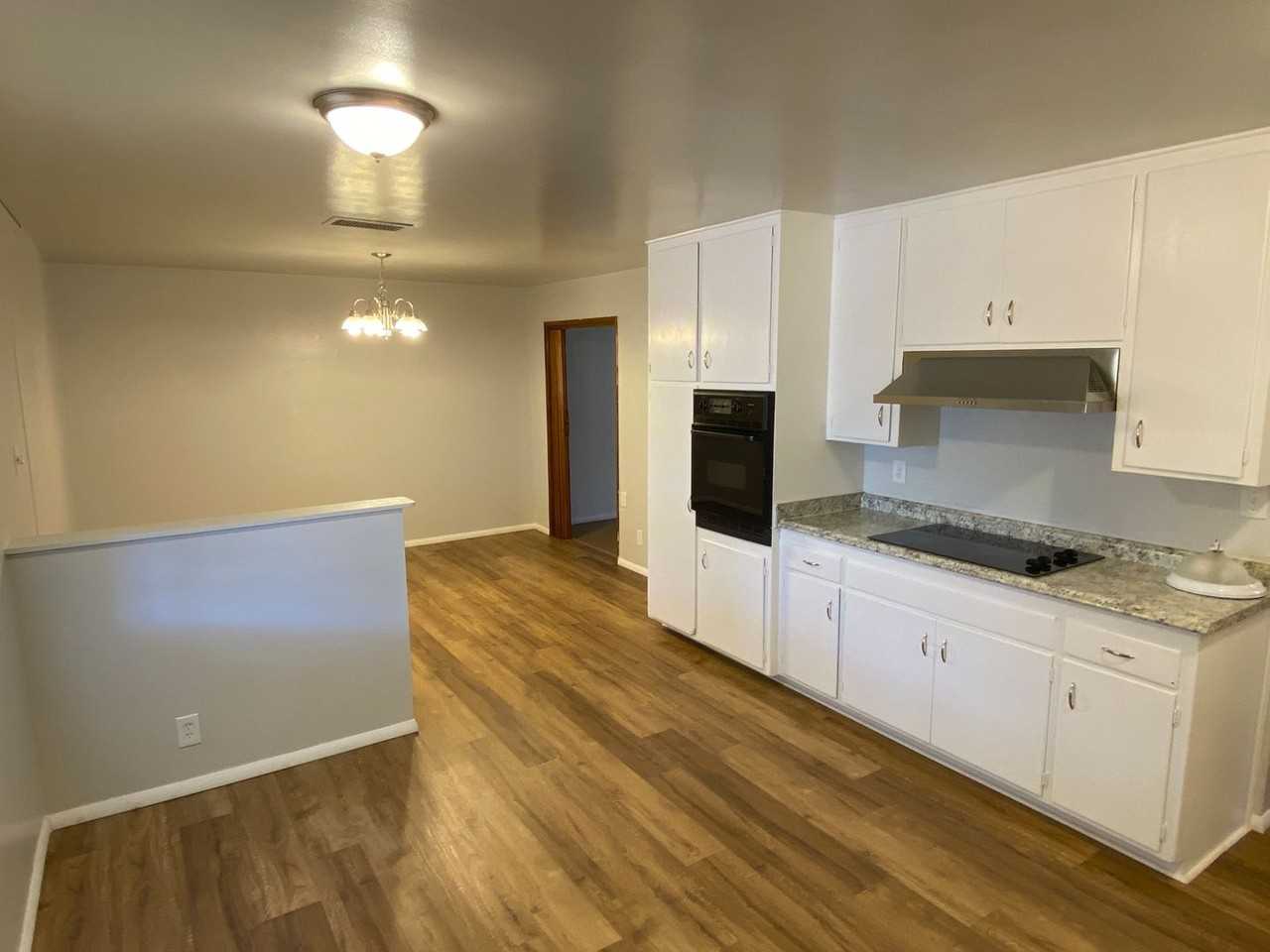 1014 West 17th Place - Photo 4 of 12