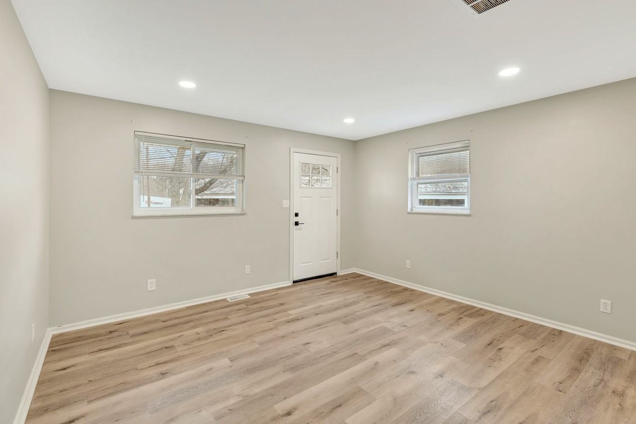 Longfield Apartments in Maderia - Photo 7 of 15