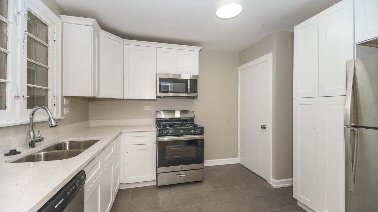 7609 South Hoyne Avenue - Photo 6 of 21