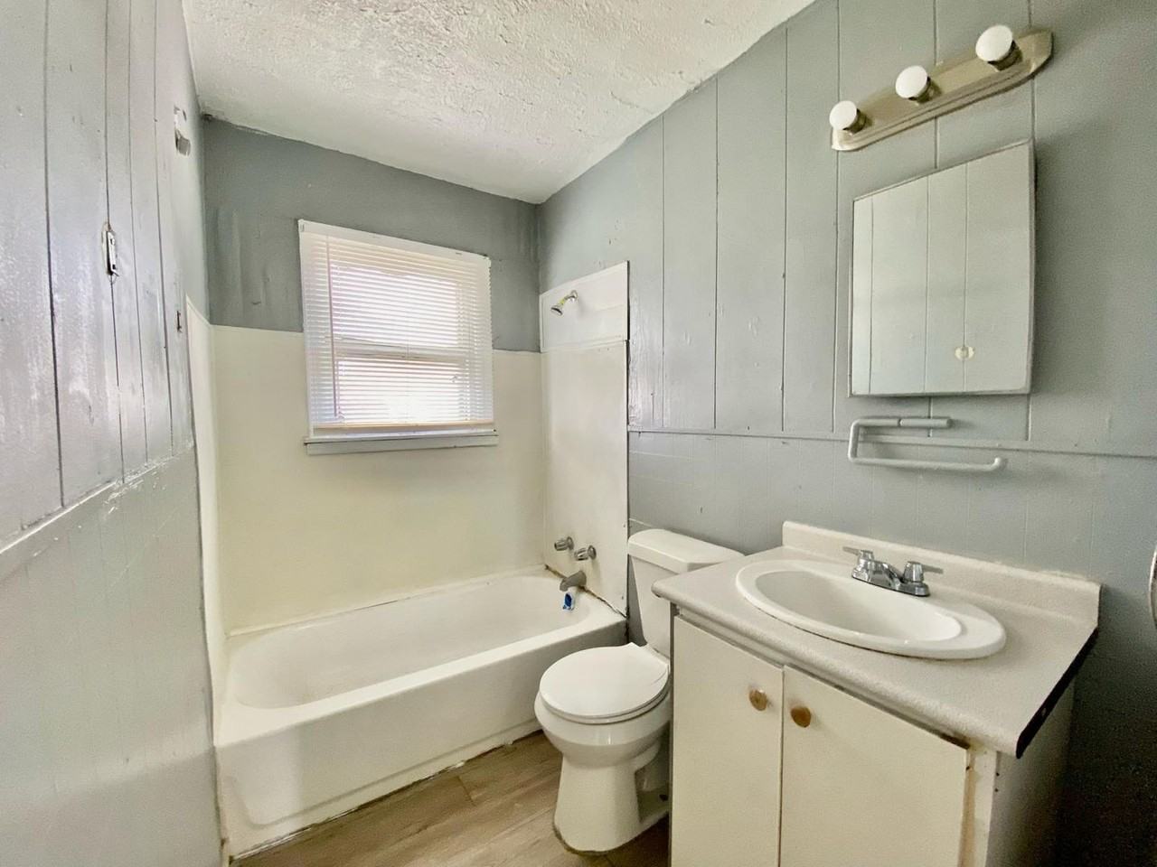 106 Vernon Avenue - Photo 7 of 8