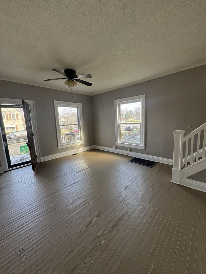 1027 West Pleasant Street - Photo 3 of 10