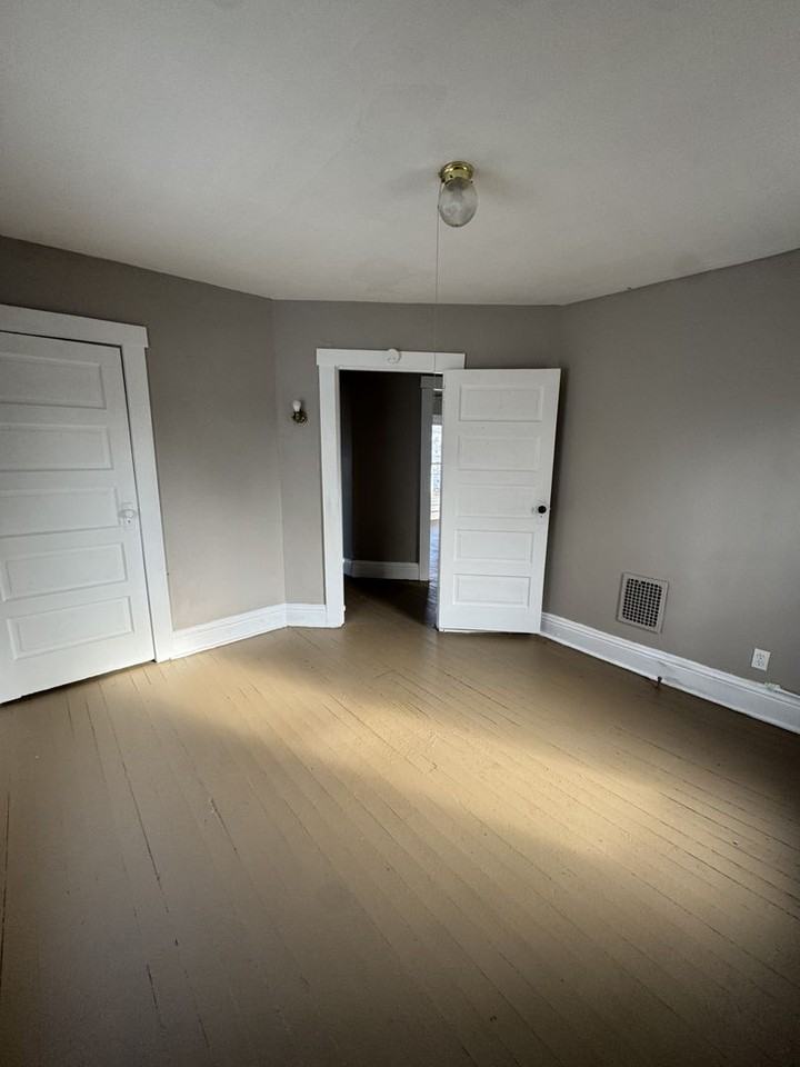 1027 West Pleasant Street - Photo 6 of 10