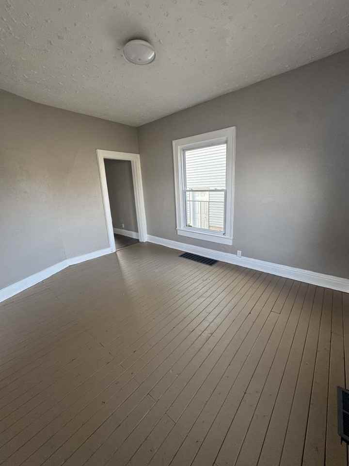 1027 West Pleasant Street - Photo 7 of 10