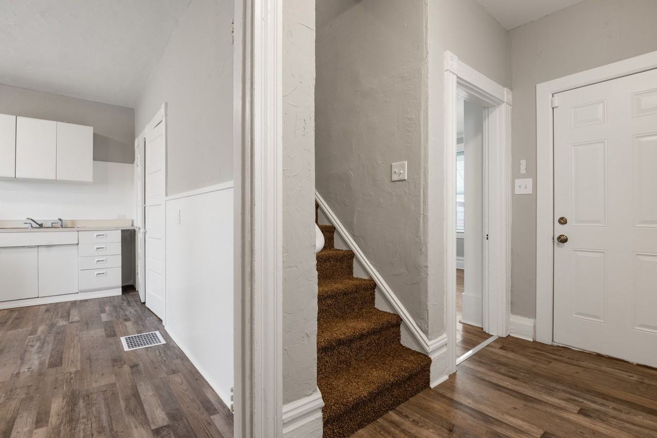 3013 Riverview Avenue - Photo 3 of 19