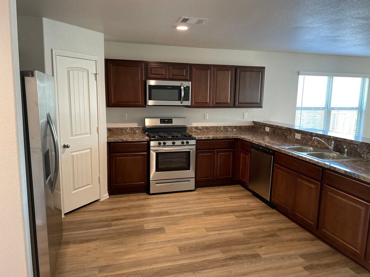 18639 Scarlet Meadow Ln - Photo 4 of 16