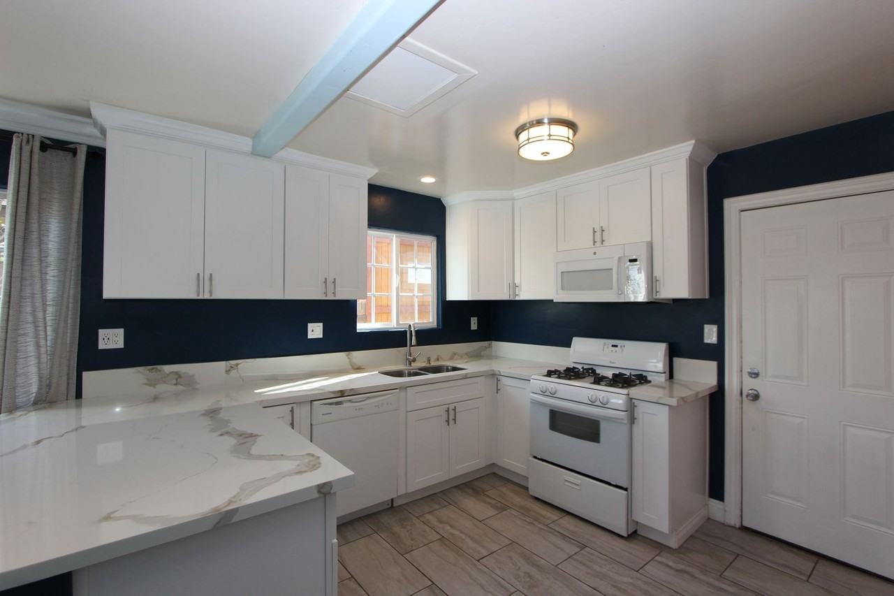 3221 Commercial Street - Photo 5 of 23