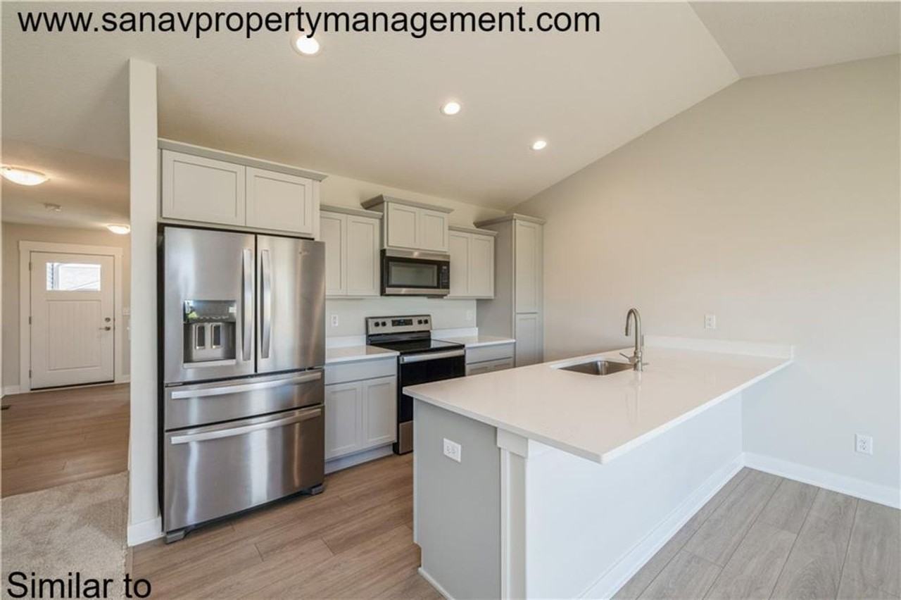 635 Southeast Mesa Drive - Photo 2 of 8