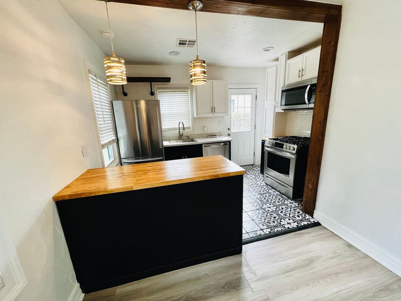 2416 Northwest 38th Street - Photo 3 of 11