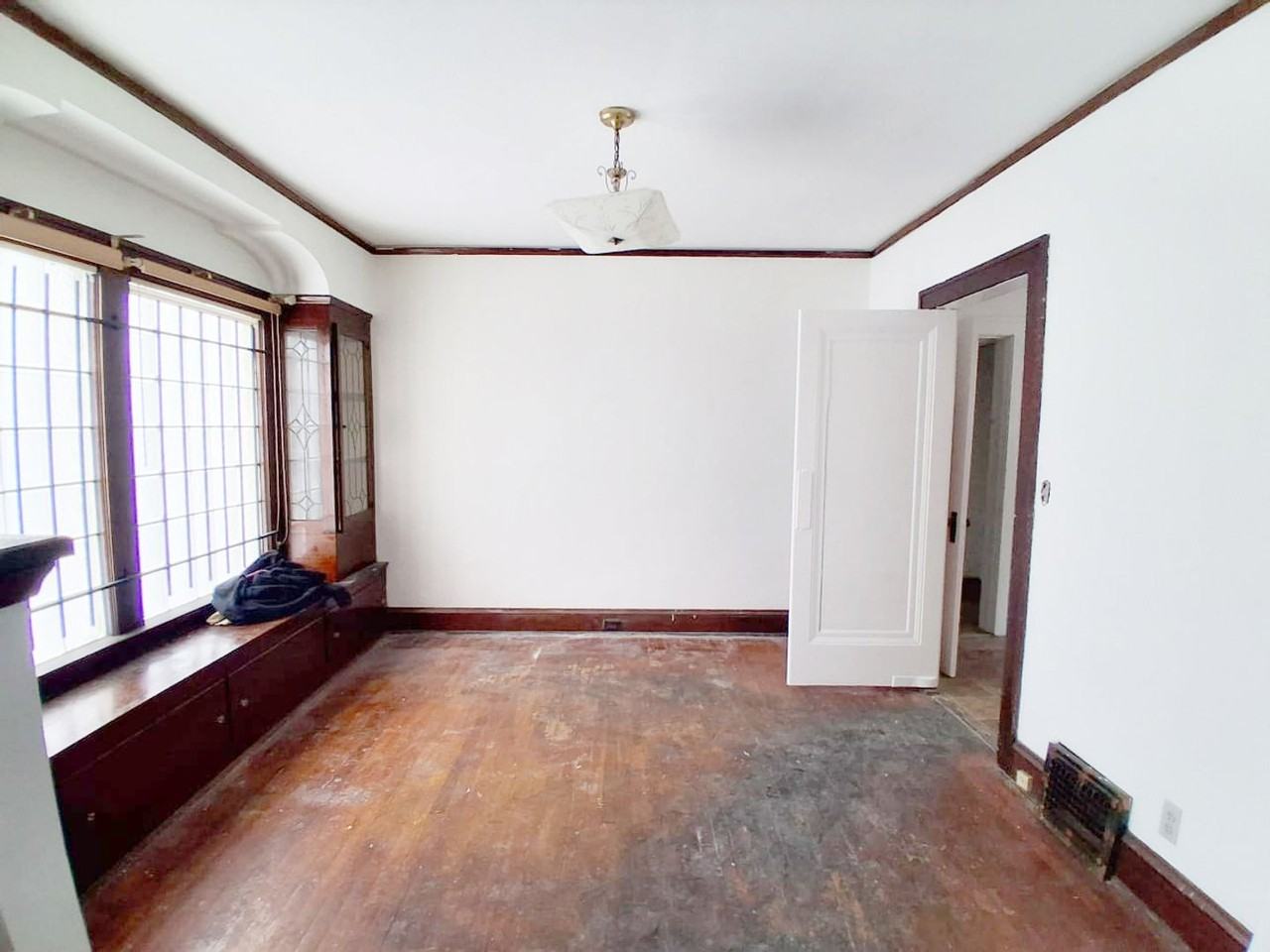 13705 Glendale Avenue - Photo 3 of 9