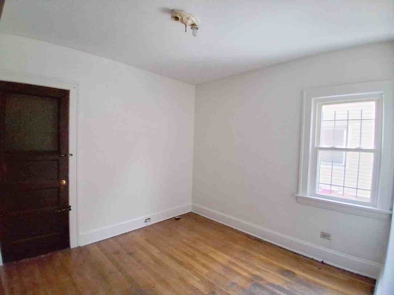 13705 Glendale Avenue - Photo 5 of 9