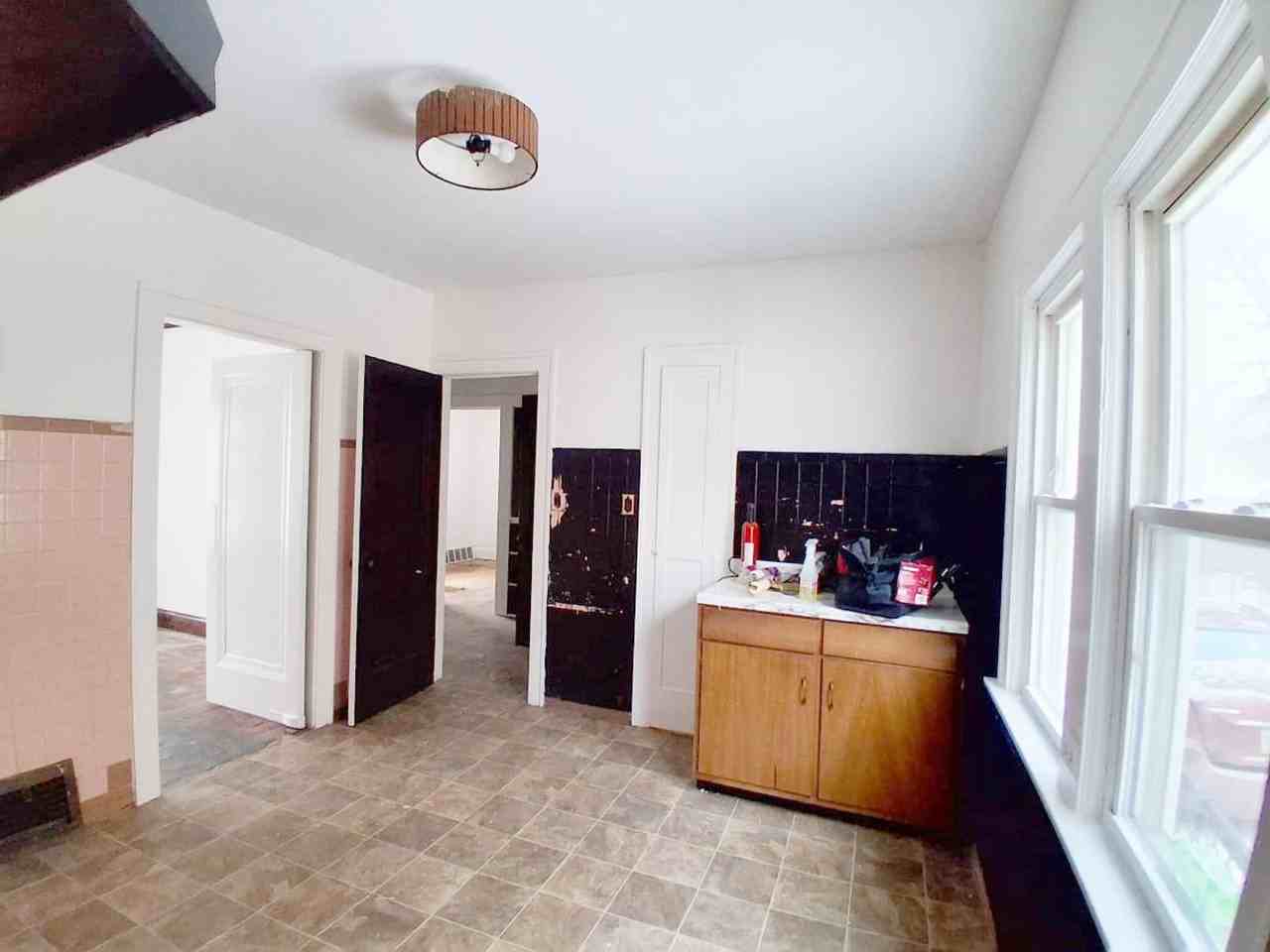 13705 Glendale Avenue - Photo 7 of 9