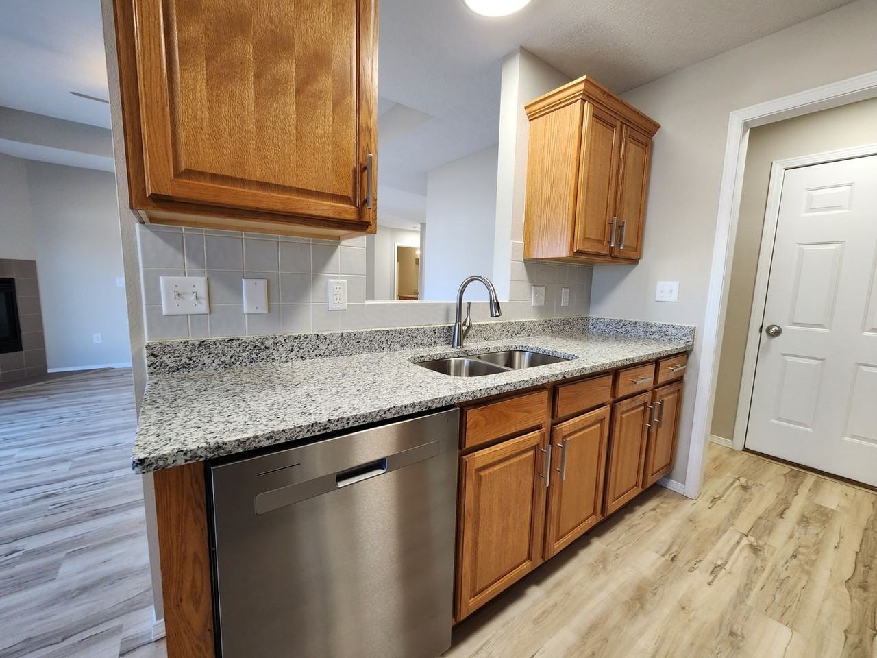 209 West Wade Street - Photo 6 of 21