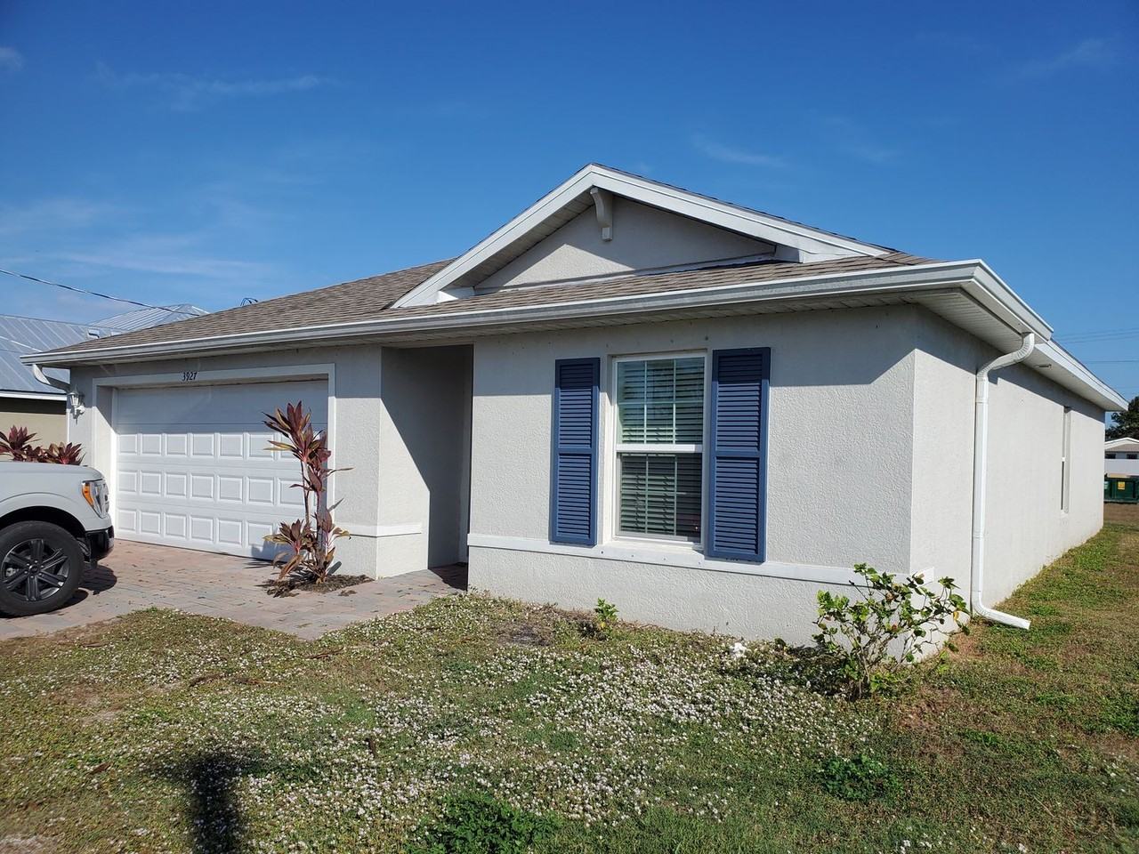 3927 Northeast 23rd Place - Photo 2 of 25