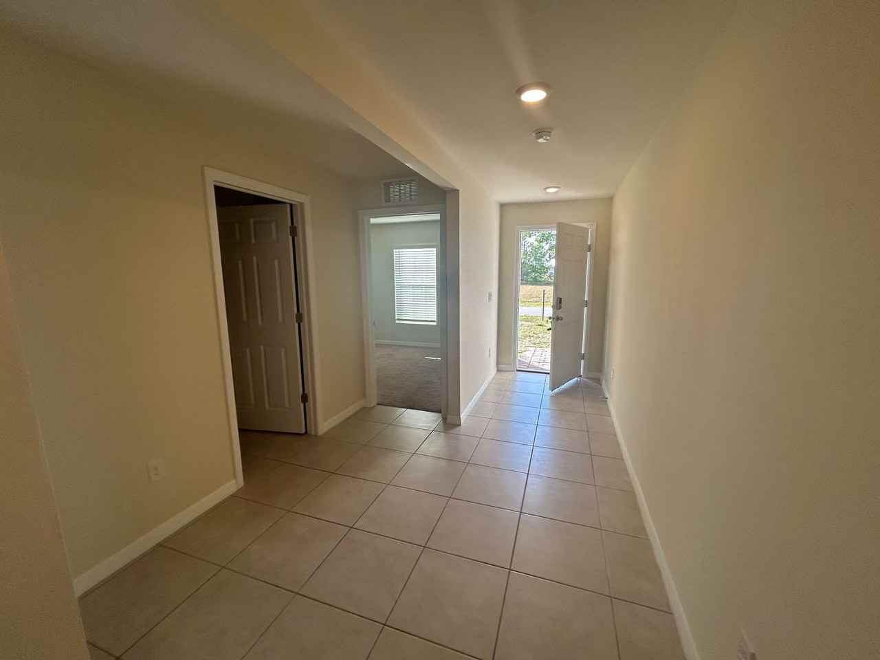 3927 Northeast 23rd Place - Photo 5 of 25