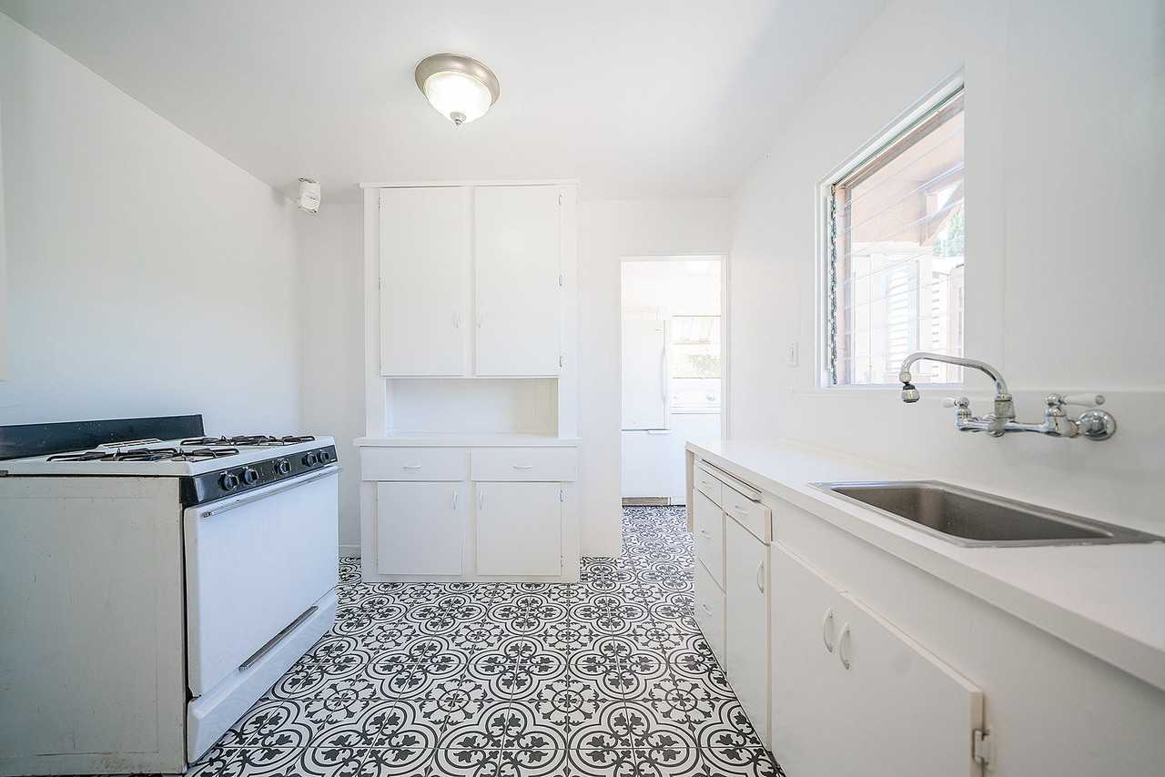 2339 Norwalk Avenue - Photo 5 of 16