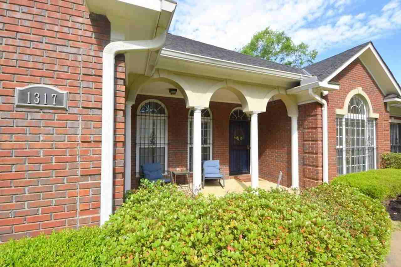 1317 Boxwood Boulevard - Photo 2 of 36