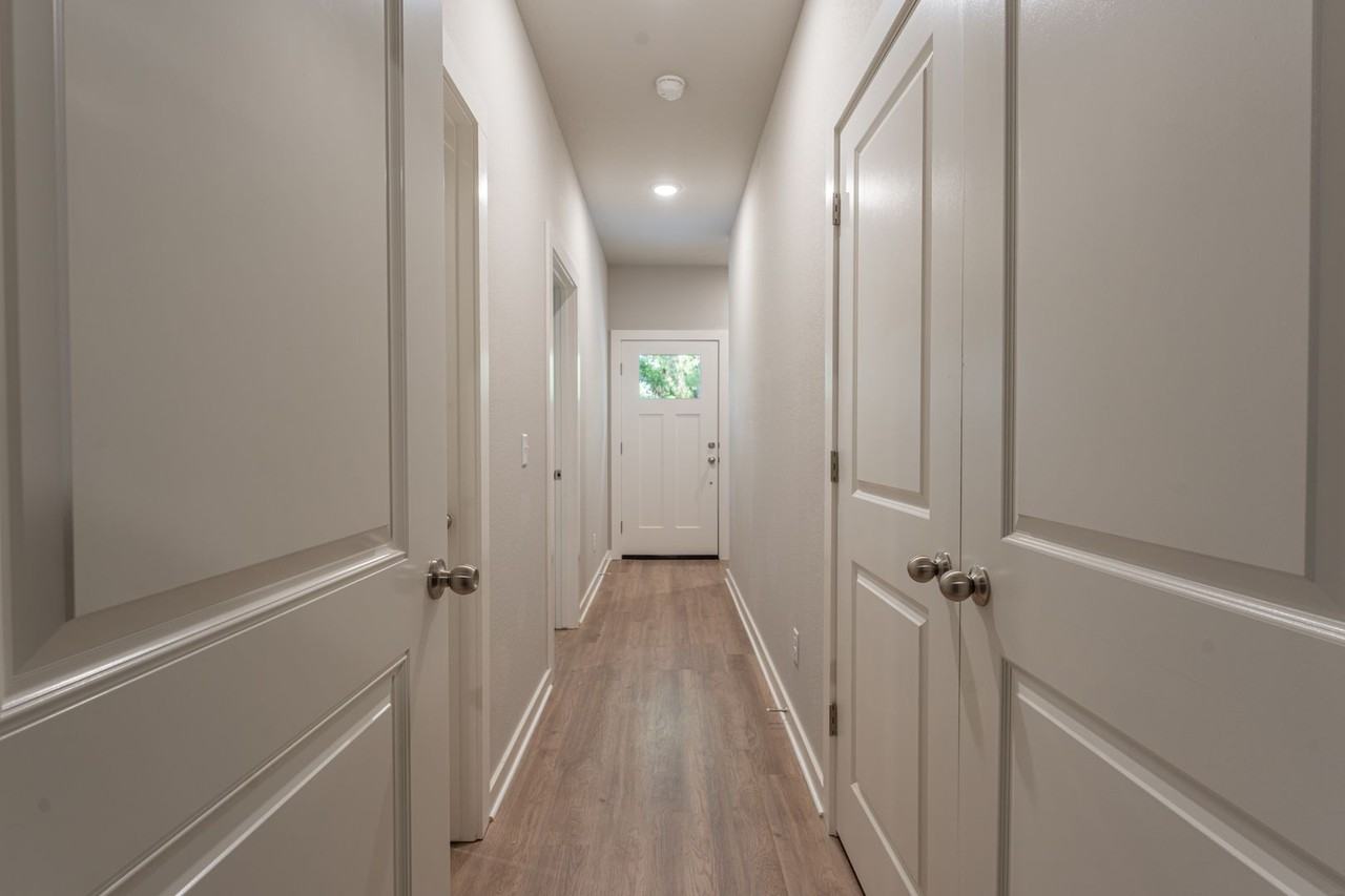 1319 S Van Buren Ave - Photo 4 of 23