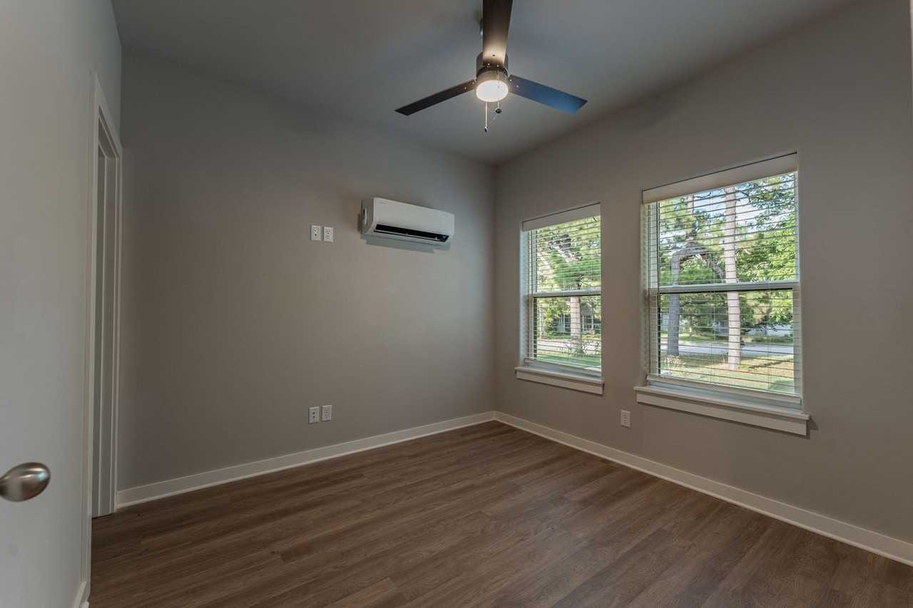 1327 S Van Buren Ave - Photo 5 of 21