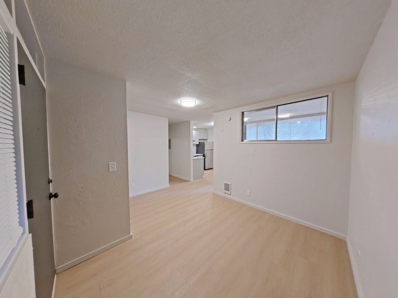 University Manor - Photo 4 of 13