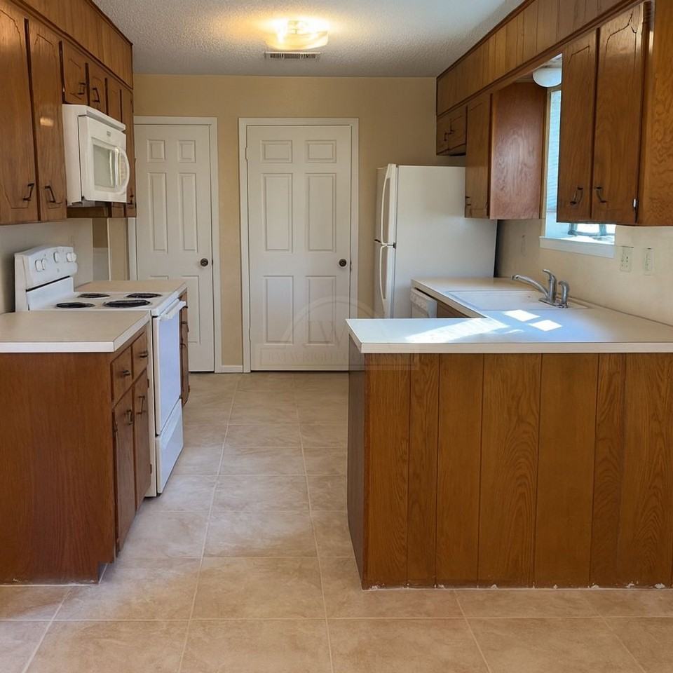 3313 Sungate Drive - Photo 6 of 11