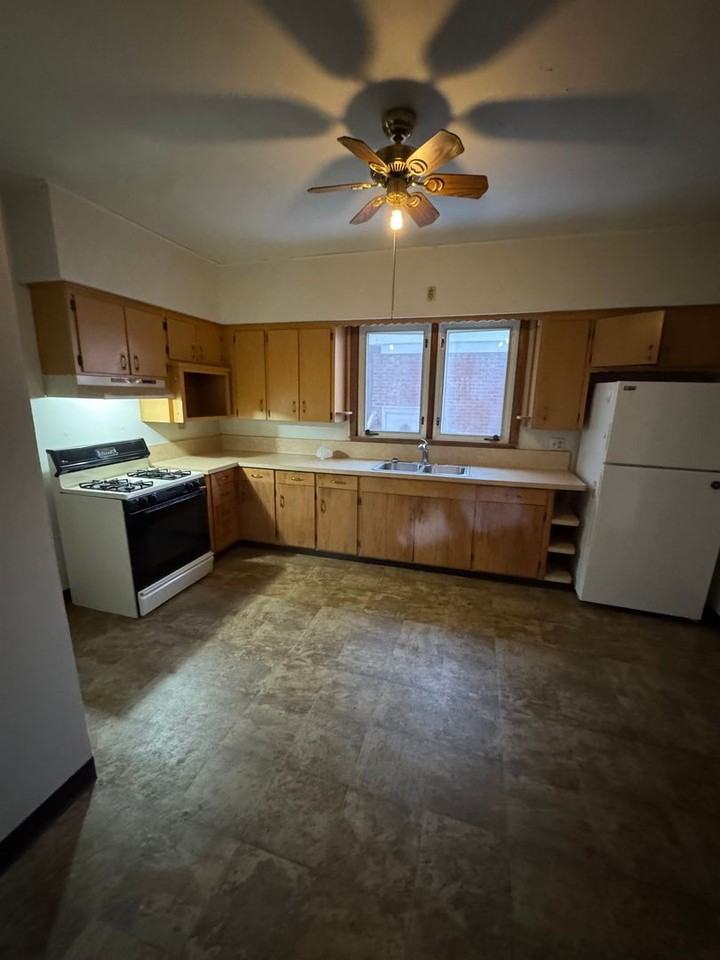 1358 Deane Blvd - Photo 3 of 9