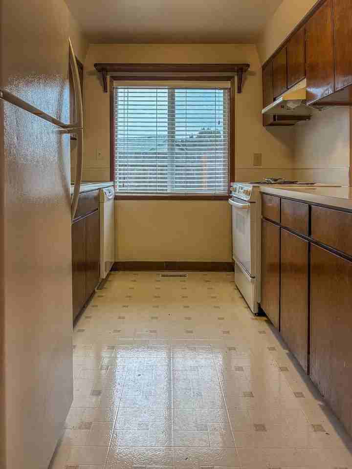 2458 Southeast 53rd Avenue - Photo 6 of 20