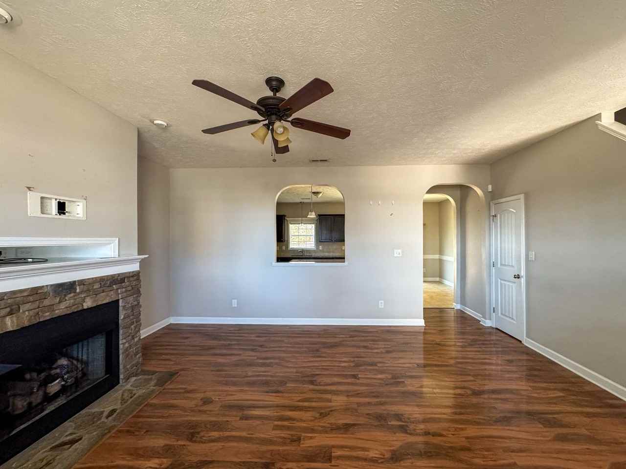 4070 Pleasantburg Drive - Photo 3 of 36