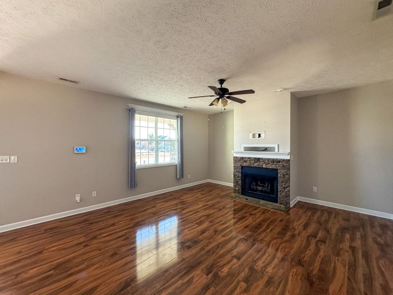 4070 Pleasantburg Drive - Photo 4 of 36