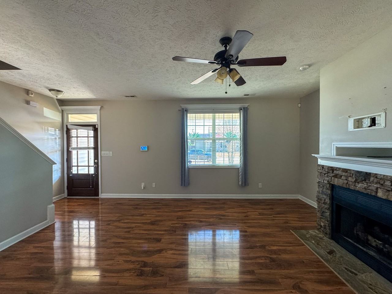 4070 Pleasantburg Drive - Photo 7 of 36