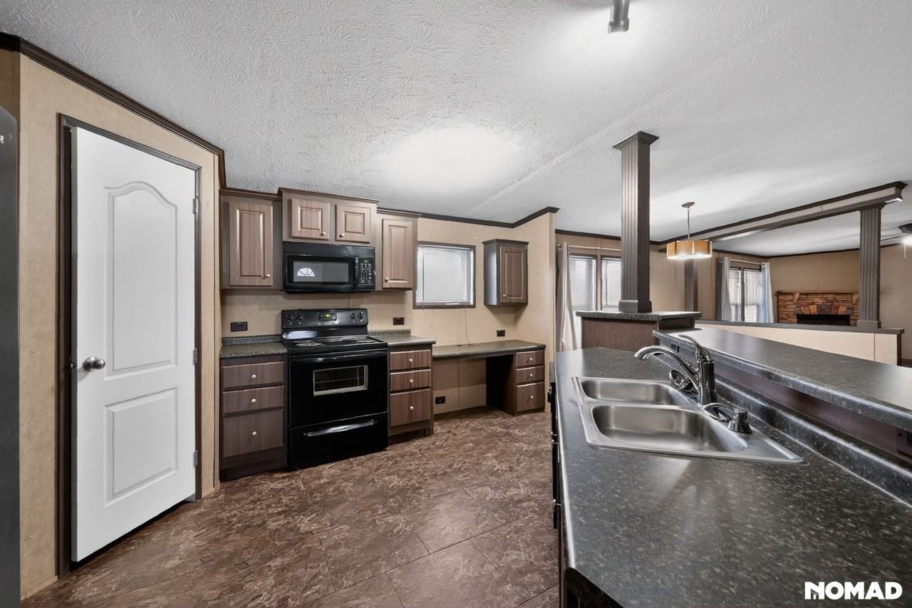 1658 Reynolds Lane - Photo 5 of 34